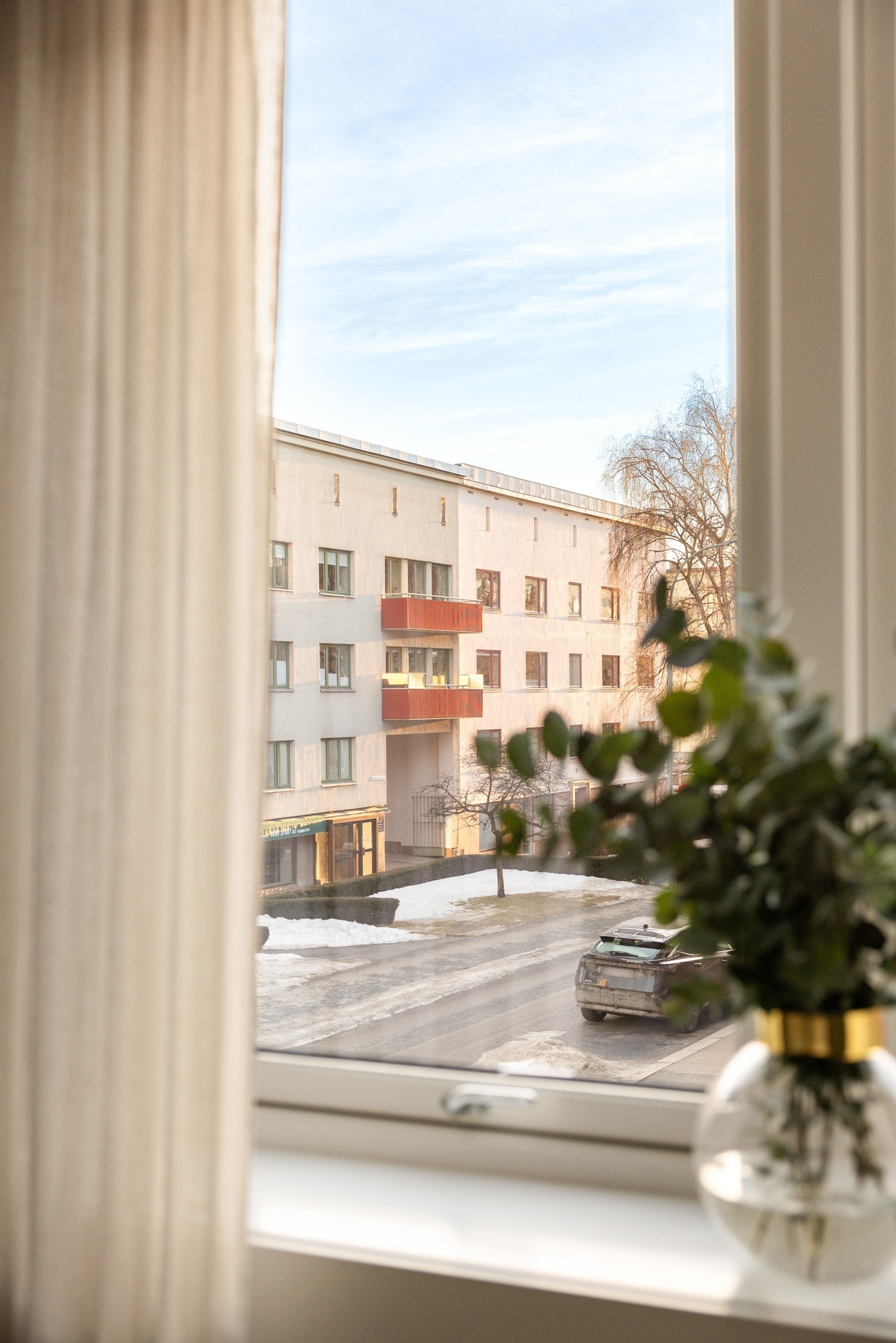 Utsyn fra soverom - leilighetens plassering befinner seg i tilbaketrukne omgivelser. Galleribilde