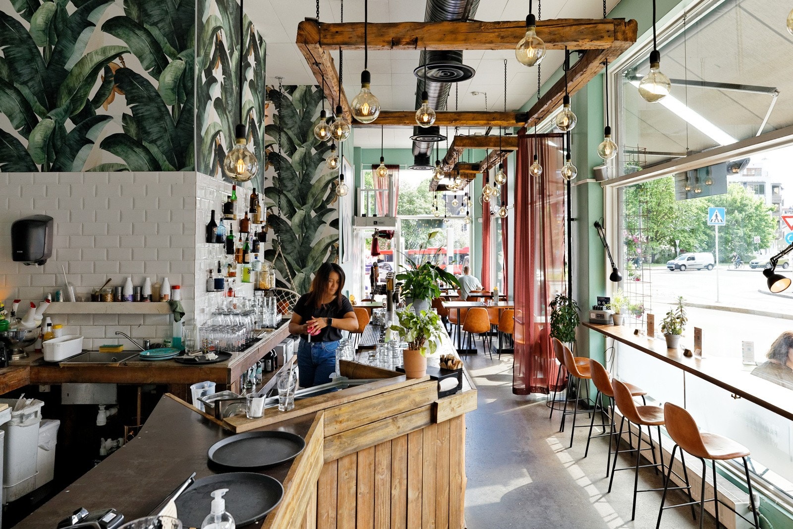 På Sagene finner en bl.a. Mysterud Bar, Jungel Pizza, Sagene Velvære samt Mjøl og Bjølsen bakeri. Galleribilde