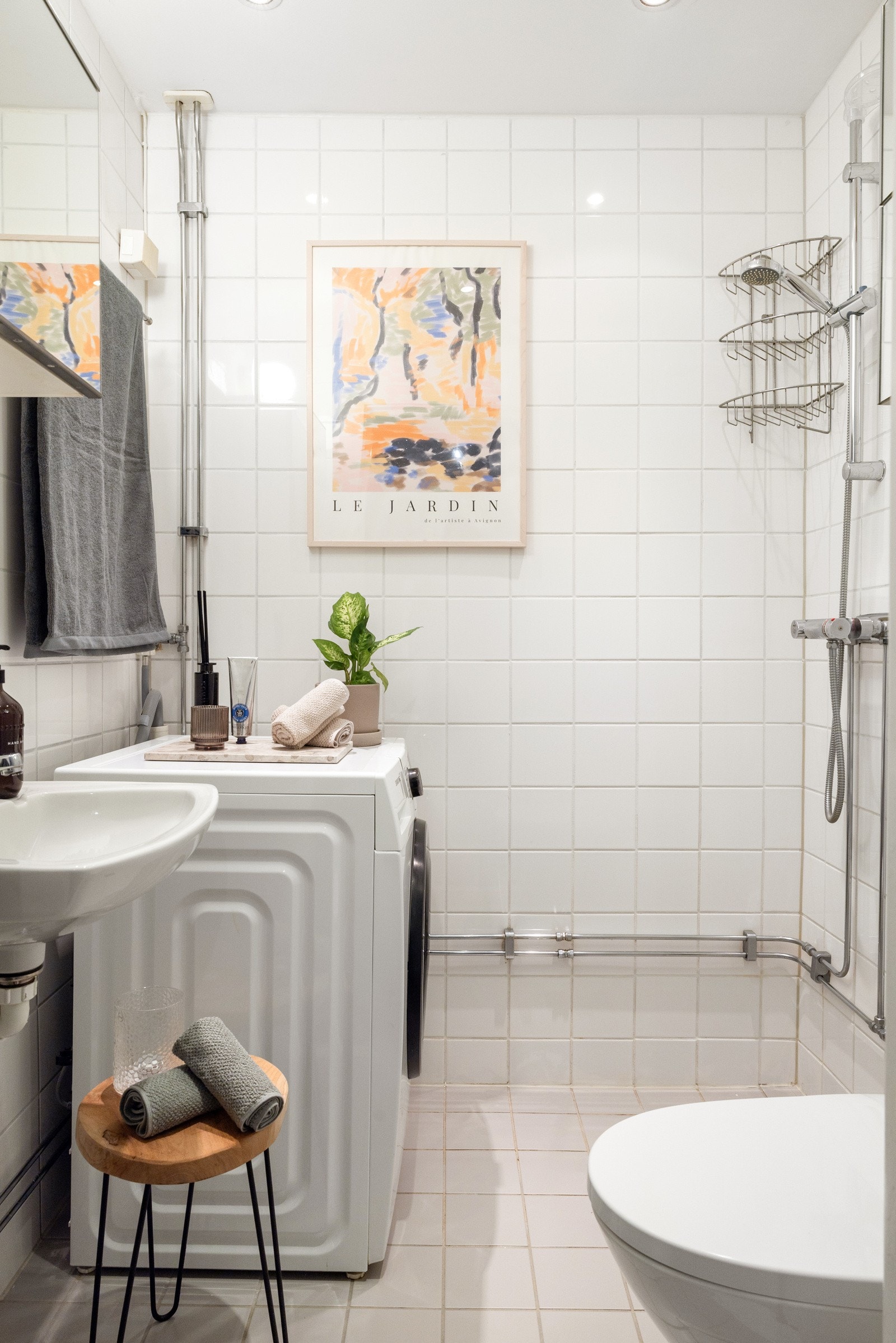 Flislagt baderom fra 2006 med opplegg for vaskemaskin. Galleribilde