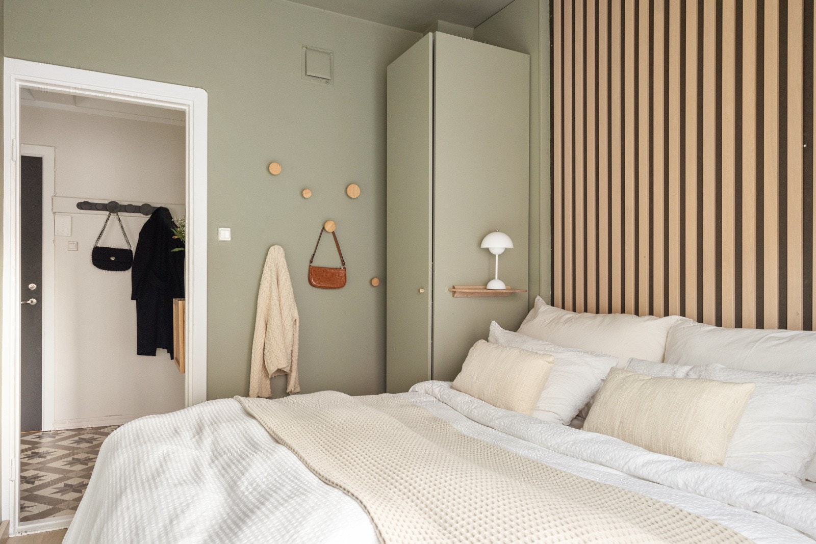 God plass til oppbevaring av klær i garderobeskap. Galleribilde