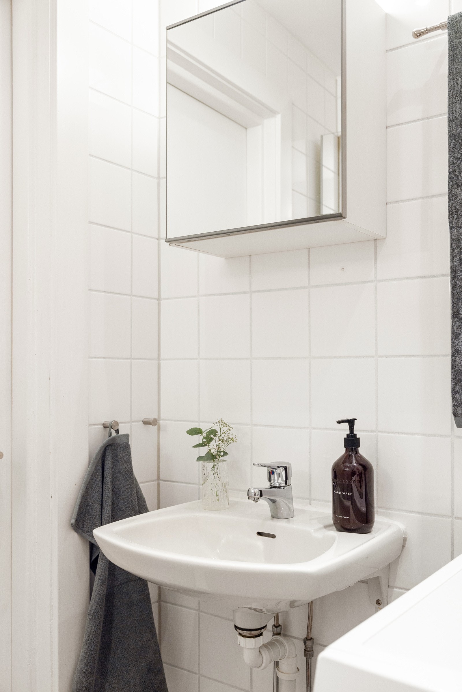 Baderomsinnredningen byr på servant med speilskap over. Videre er det dusjhjørne og toalett. Galleribilde