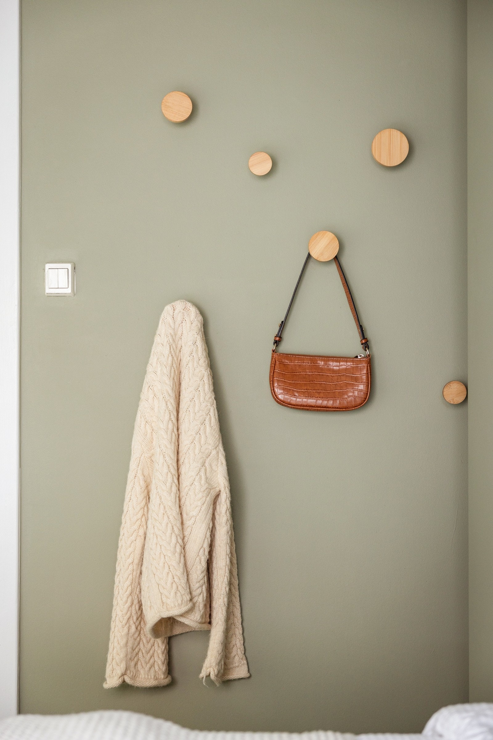 Ytterligere oppbevaringsmuligheter i kjellerbod og loftsbod med gulvareal på ca. 9 kvm til sammen. Galleribilde