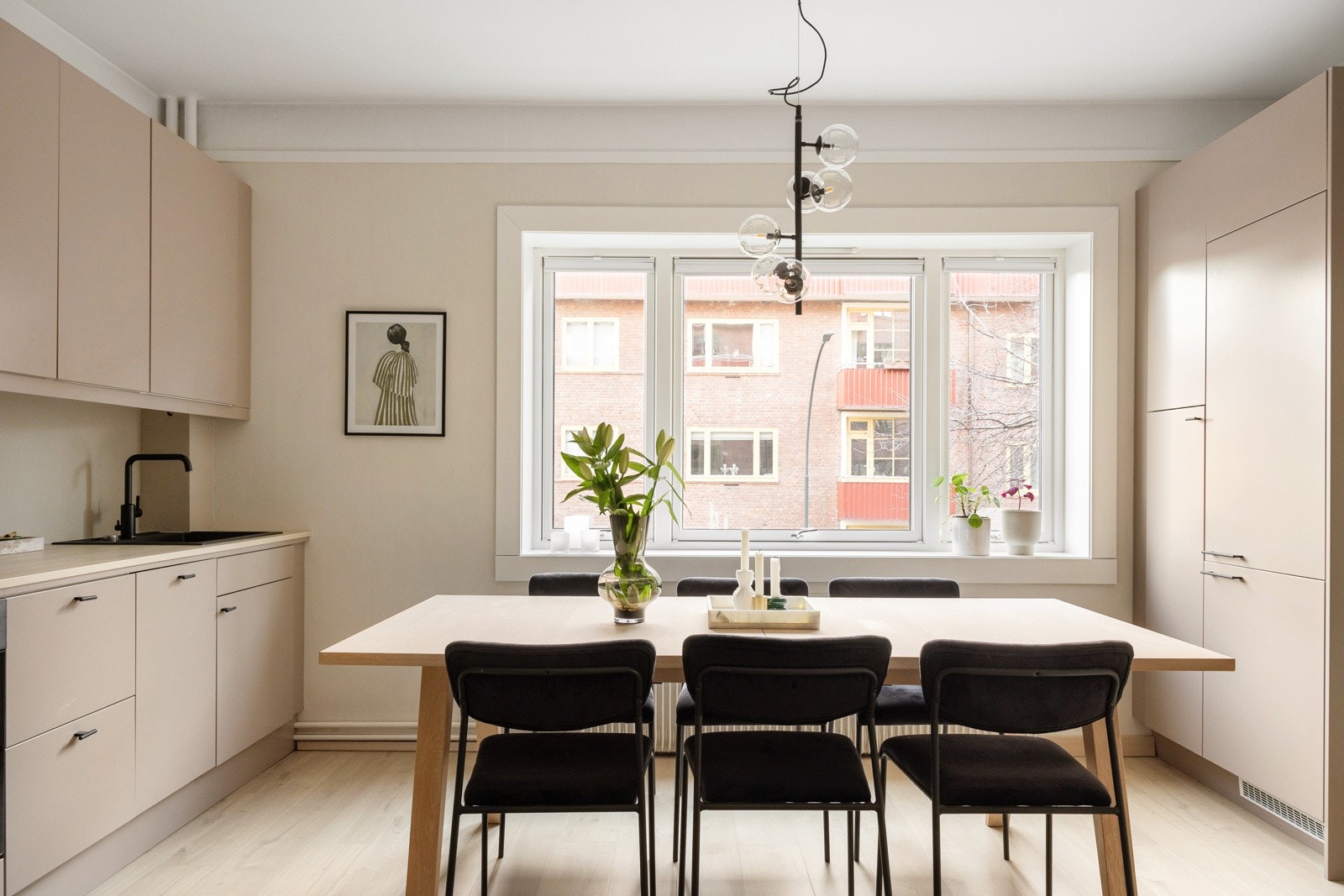 Stuens rom og utforming legger opp til både sofagruppe og spisebord til flere gjester. Galleribilde