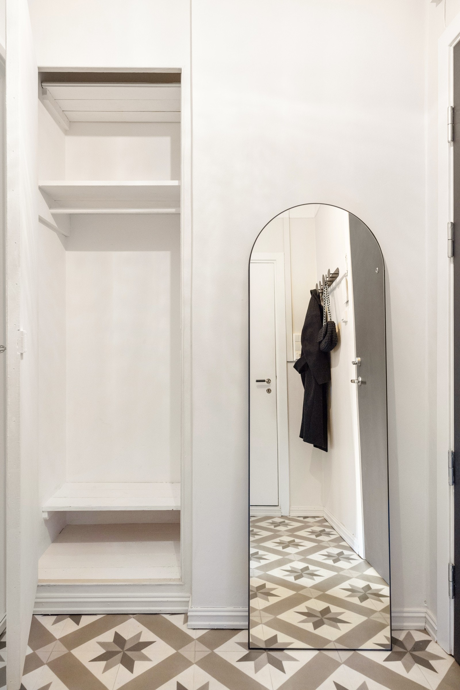 Hyggelig inngangsparti med plass til oppheng av ytterjakker og plassering av sko. Galleribilde