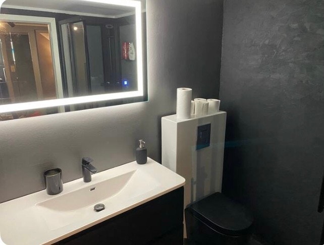 Badet er gjennomført og har svarte detaljer. Galleribilde