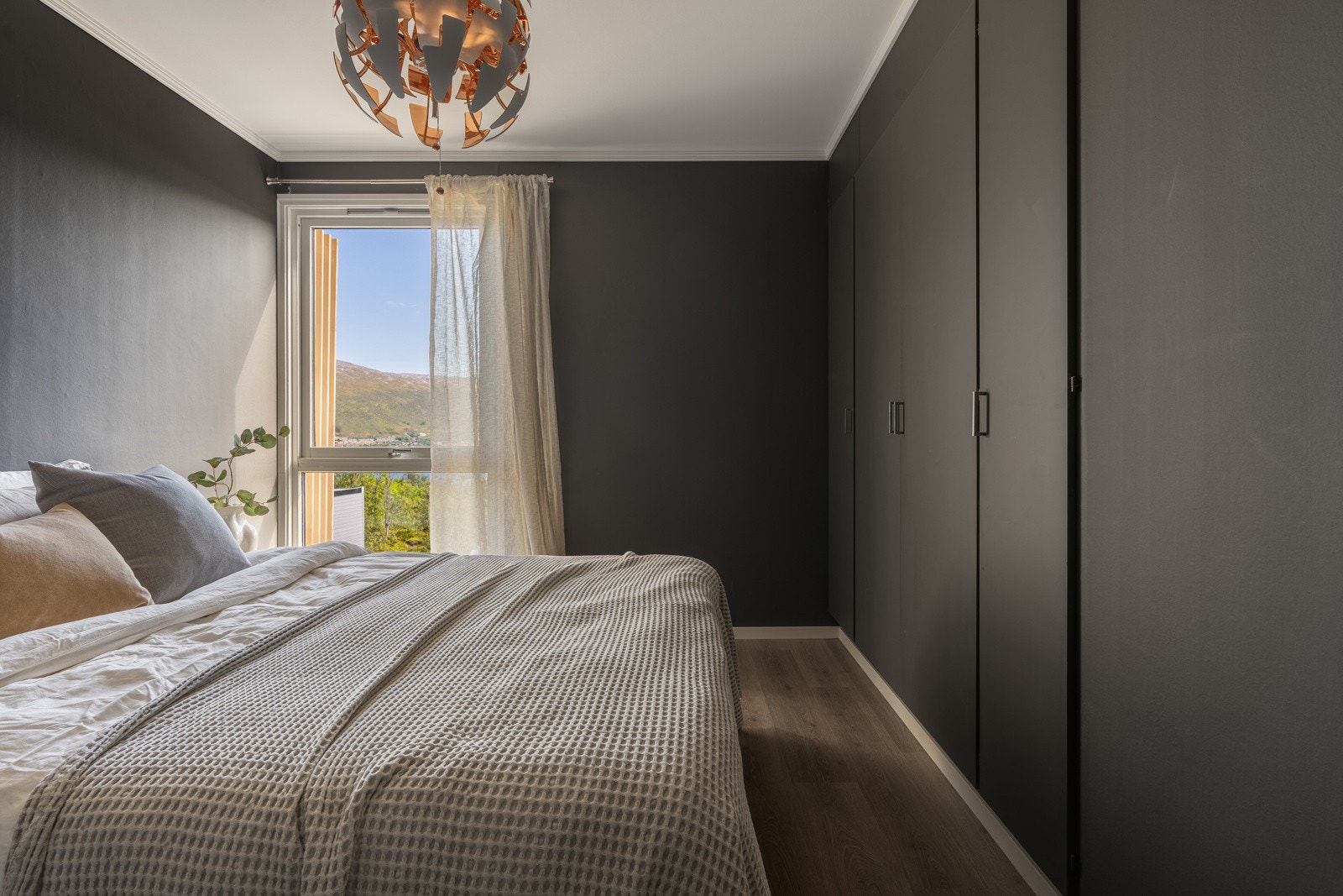 Godt med oppbevaringsmuligheter i garderobeskap. Galleribilde