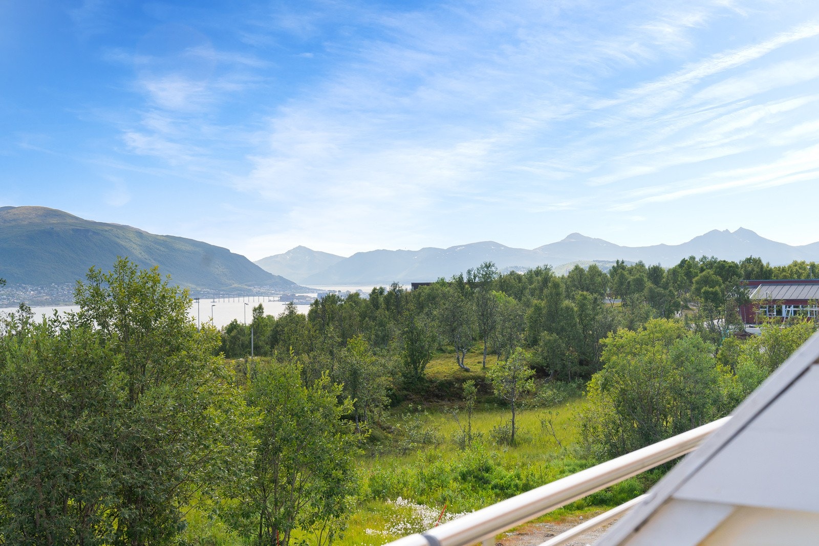 perfekt for barnefamilier med skogen og lekeplass i front. Galleribilde