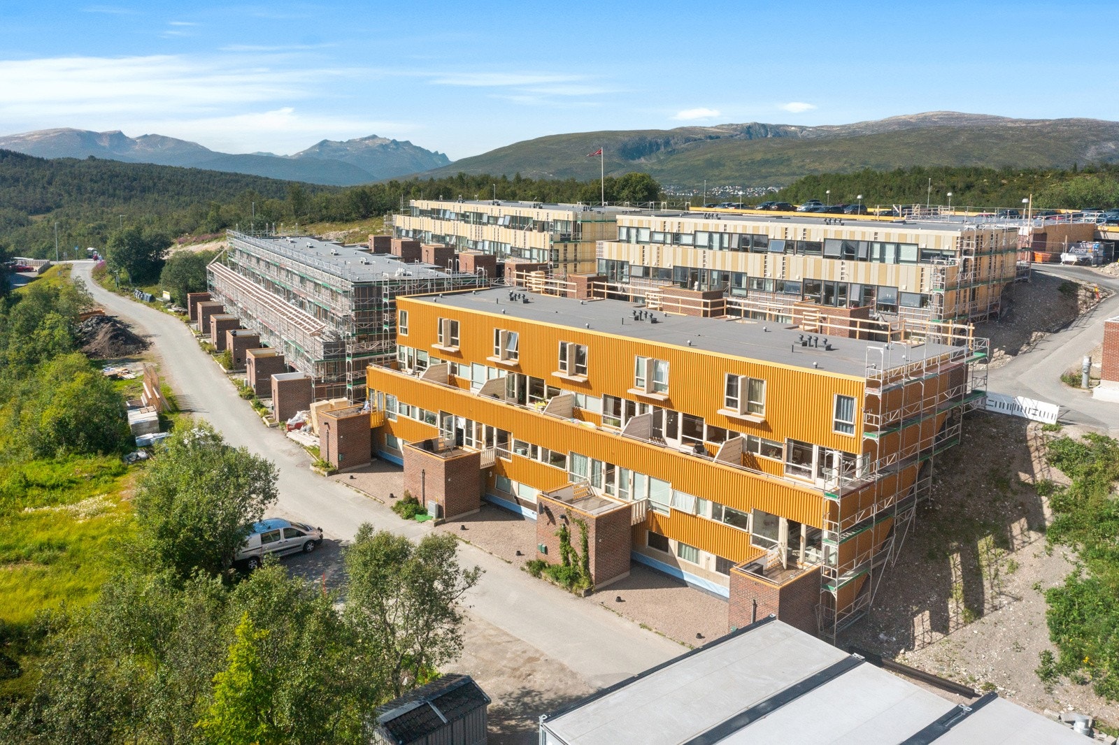 4-roms leilighet over 2 plan i barnevennlig og rolig område med parkering og nydelig utsikt. Galleribilde