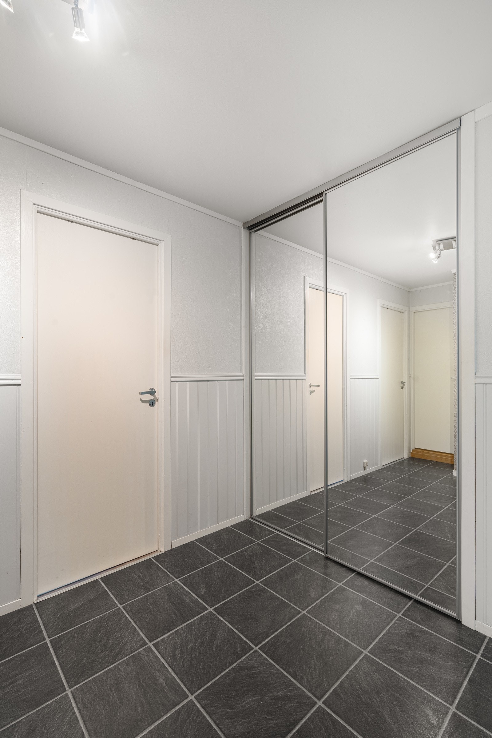 Gode oppbevaringsmuligheter i skyvedørsgarderobe. Galleribilde
