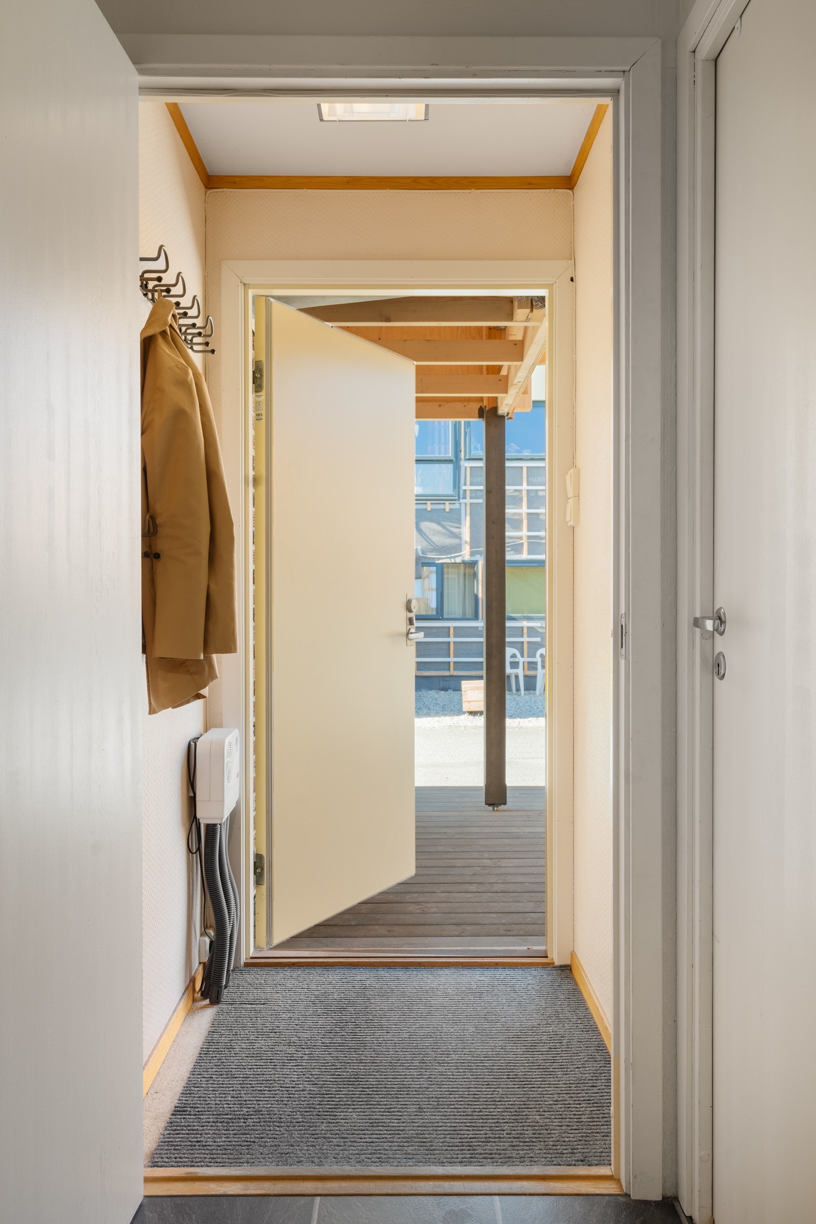 Velkommen inn! Man går inn i 2.etg. Galleribilde