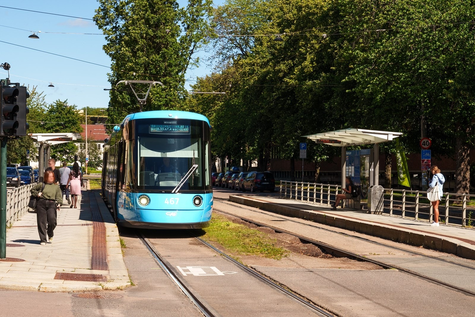 Trikk 18 og 17 stopper rett ved, samt buss 20 fra Vestre Aker. Galleribilde