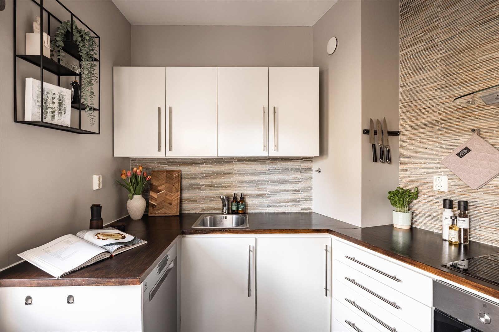 Integrerte hvitevarer, inkludert induksjonstopp, innebygget stekeovn, kjøleskap/fryser og oppvaskmaskin (ny i august 2024, montert av Elkjøp) medfølger. Lysarmatur over kjøkkenbenk og leddimmere fra 2025. Galleribilde