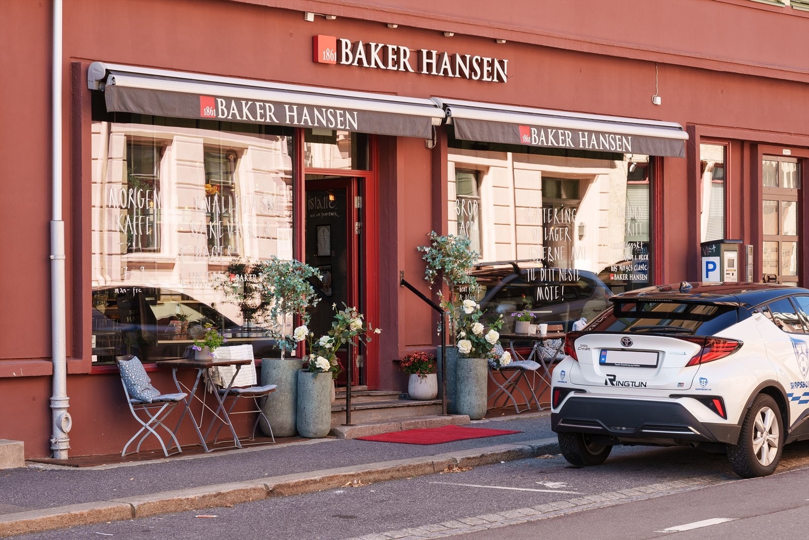 Det er et godt utvalg av kaféer og Resturanter i nabolaget. Her Baker Hansen Adamstuen. Baker Hansen ligger i samme bygg. Galleribilde