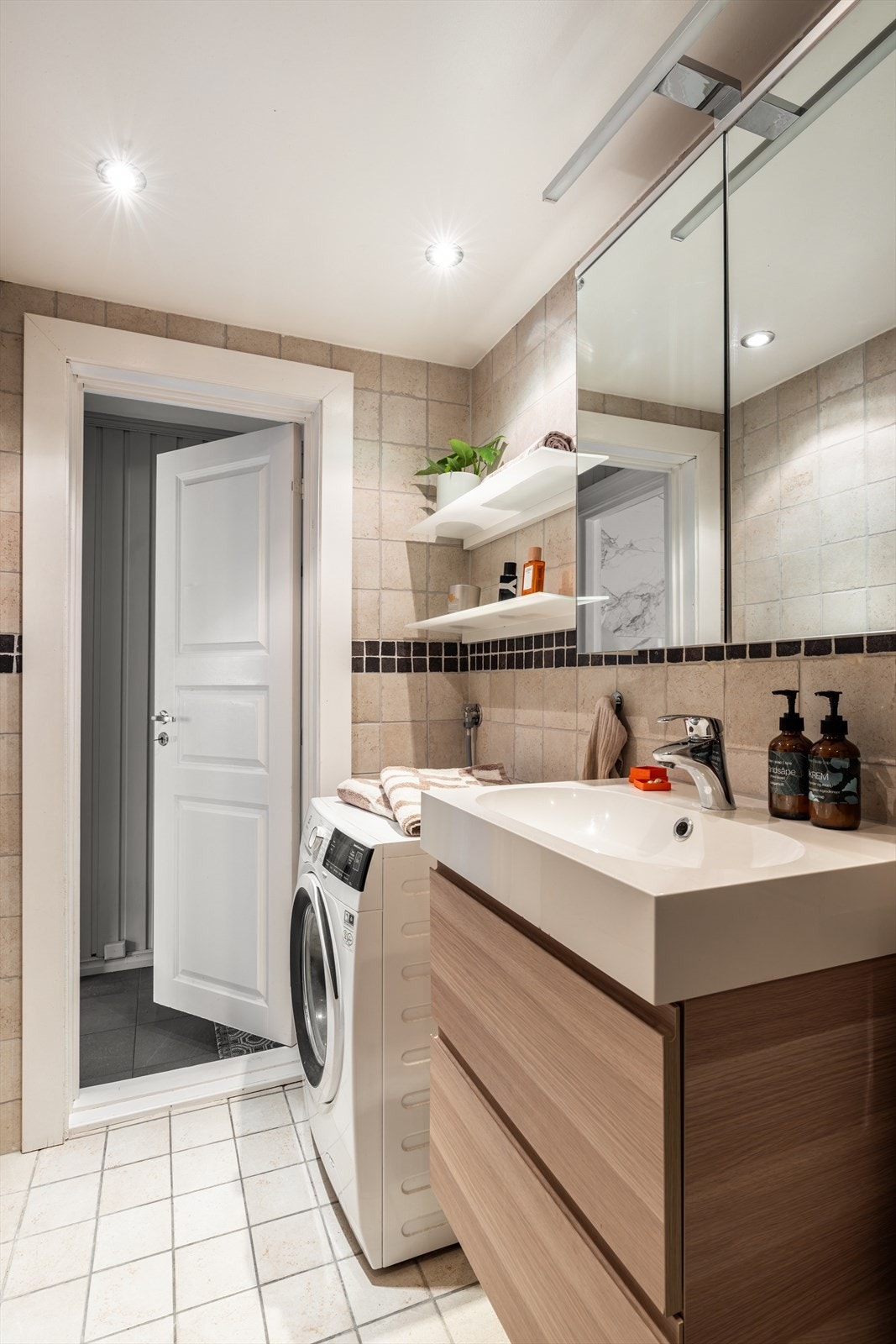 Her er det god plass til toalettsaker og lignende i innredning under servant, speilskap og hyller på vegg. Servant, skap og hyller nye i 2018. Galleribilde