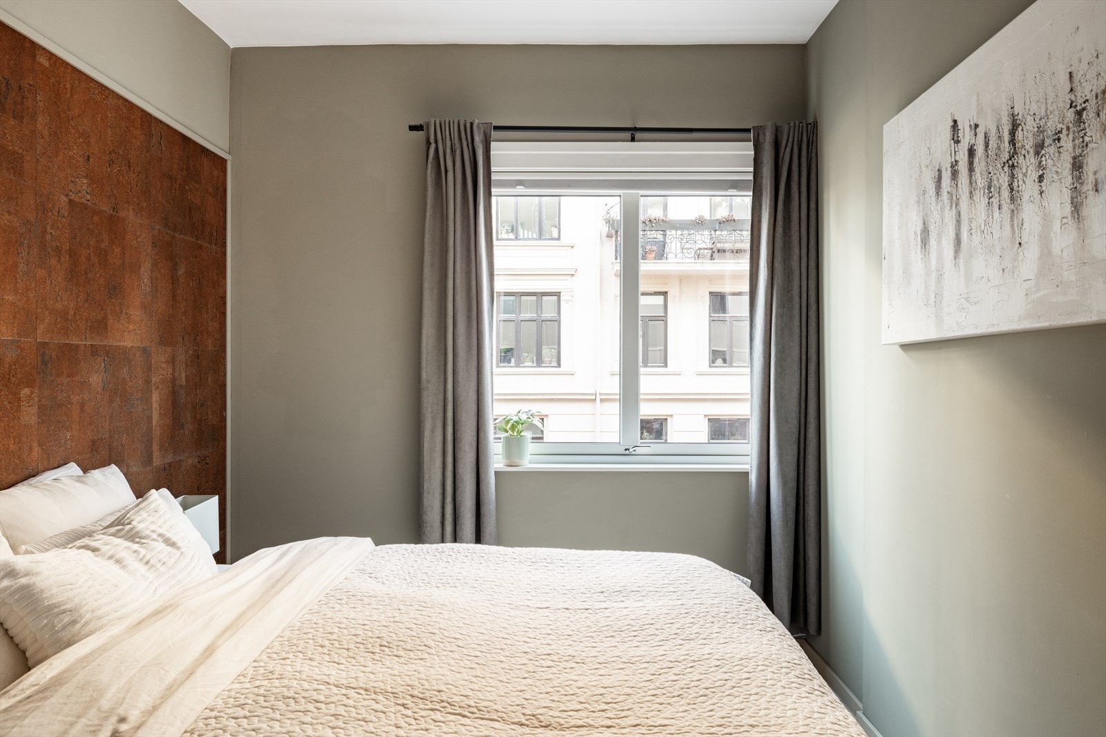 Rommet har plass til dobbeltseng med nattbord på hver side. Galleribilde