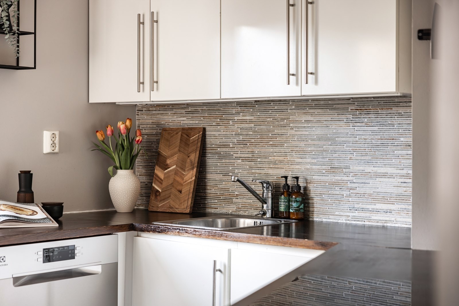 Kjøkkenet har profilerte fronter, laminat benkeplate med nedfelt oppvaskkum og ett-greps blandebatteri. Galleribilde