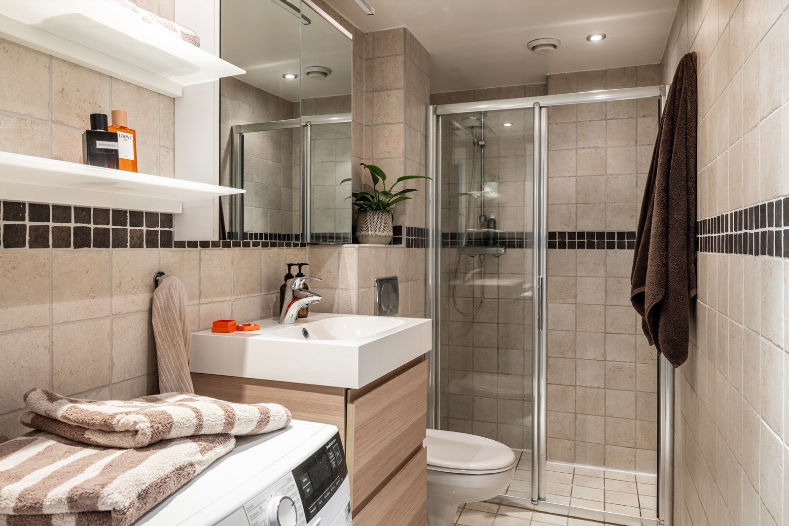 Pent, flislagt bad med varmekabel i gulv. Galleribilde