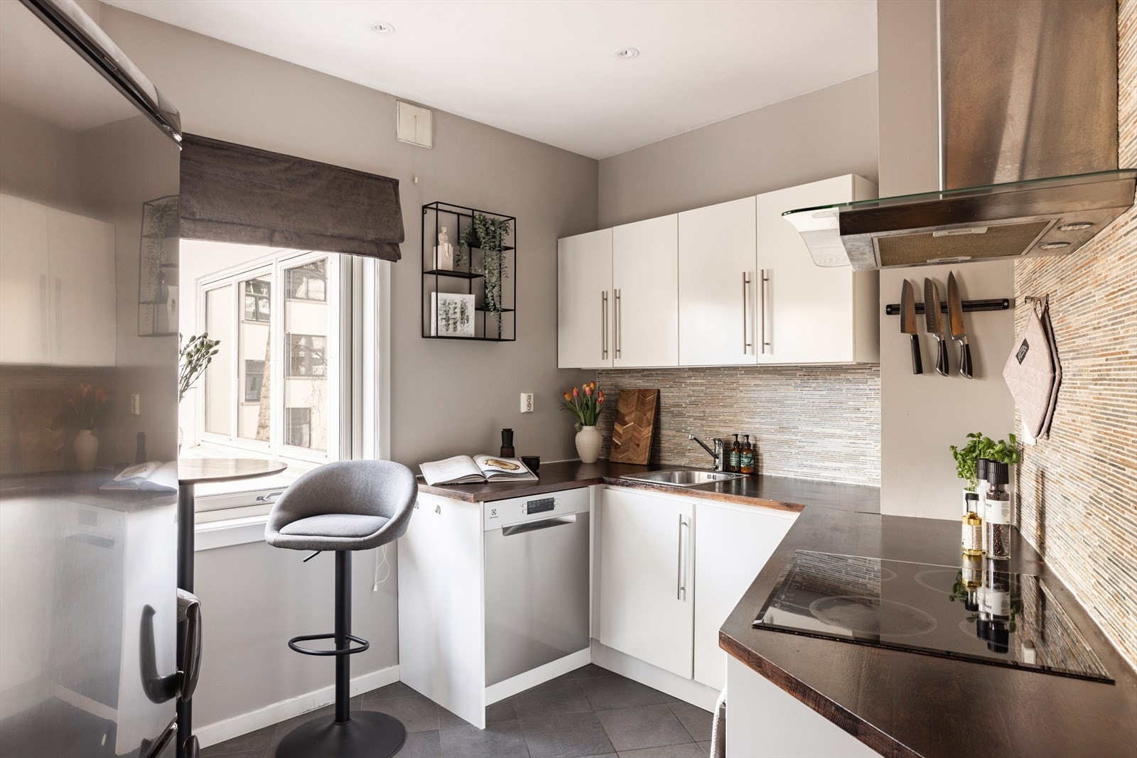 Kjøkkenet ble opplyst å være fra 2011 i tidligere salgsannonse, og har plass til spisebord ved vinduet, hvor du kan nyte måltider med naturlig lysinnslipp. Galleribilde