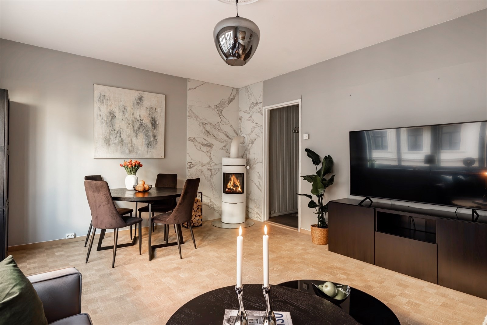 Dette er en stilfull og gjennomført 3-roms leilighet med god takhøyde, store vindusflater og smakfulle oppgraderinger! Galleribilde