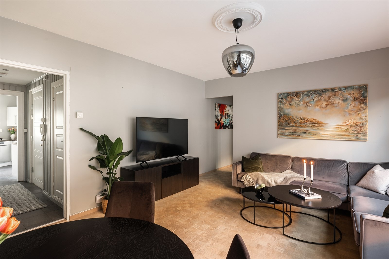 Stuen har god takhøyde med en dekorativ rosett i taket. Galleribilde