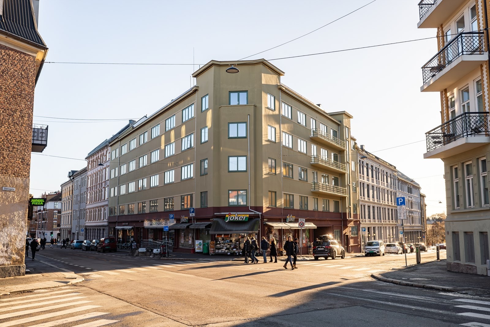 Her vil du bo i et rolig og pent nabolag som er rolig på kveldstid. Fasaden er totaloppusset og malt i 2022. Galleribilde