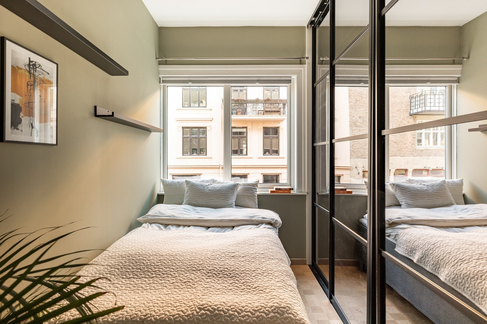 Plass til stor seng og nattbord, samt romslige plassbygget garderobeskap for effektiv oppbevaring. Galleribilde