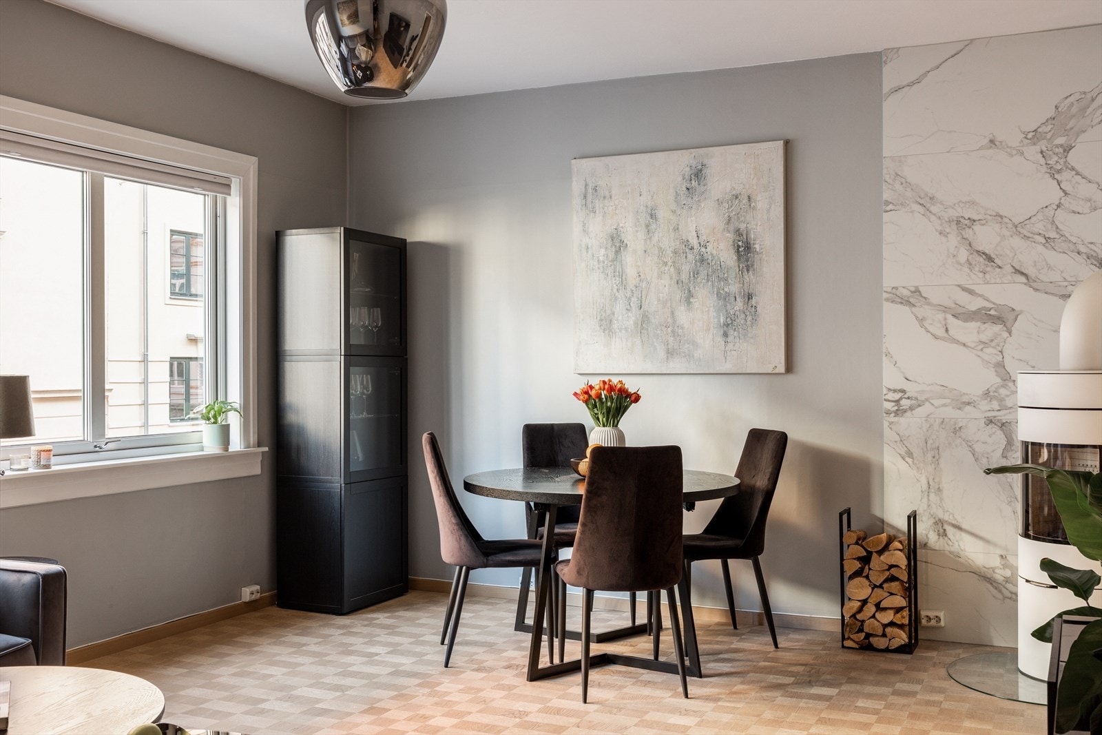 Vegger og tak ble malt sommeren 2020, og den fine romløsningen gir god plass til både sofagruppe og spisebord. Galleribilde