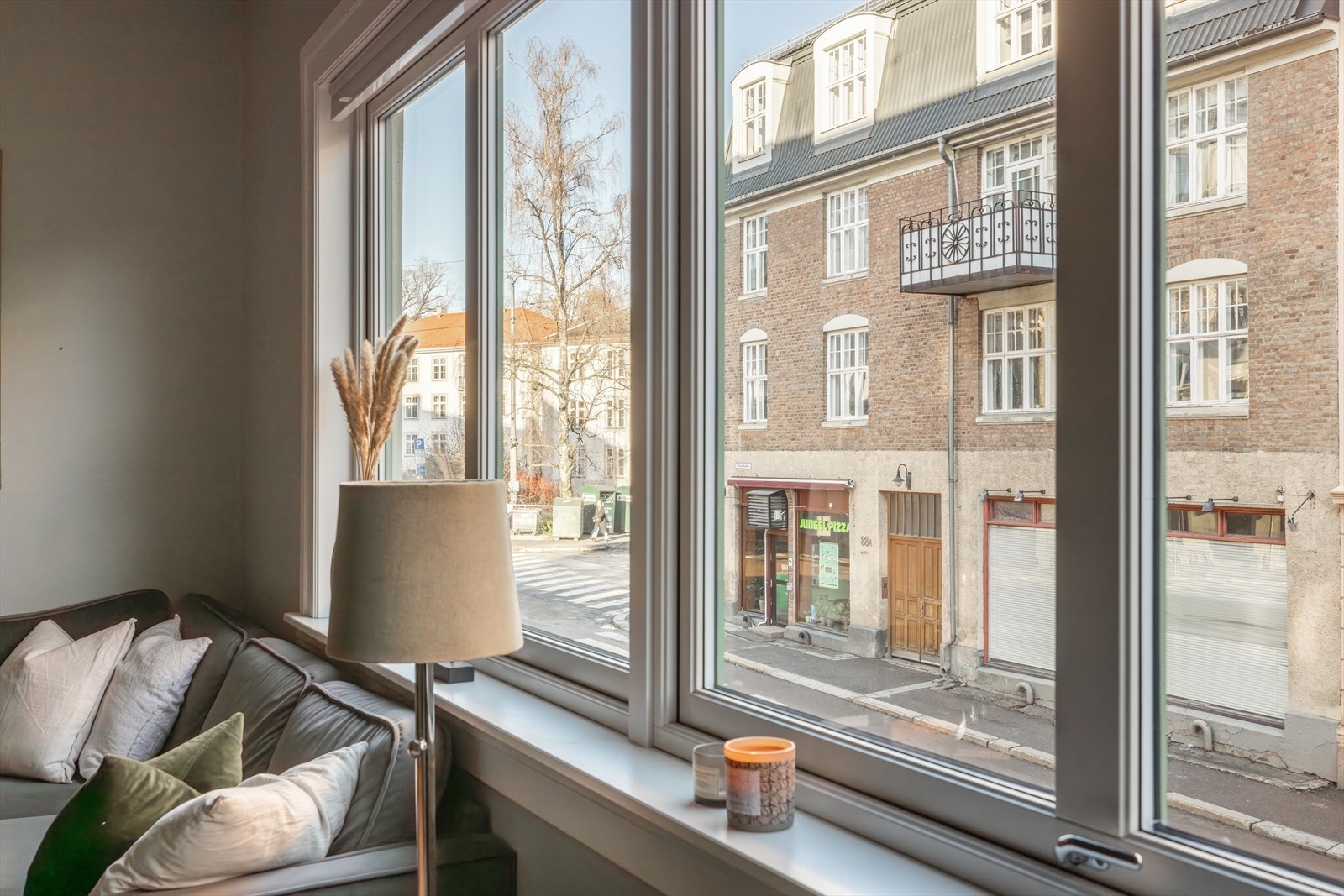 Store vindusflater i stuen slipper inn rikelig med naturlig lys. Galleribilde