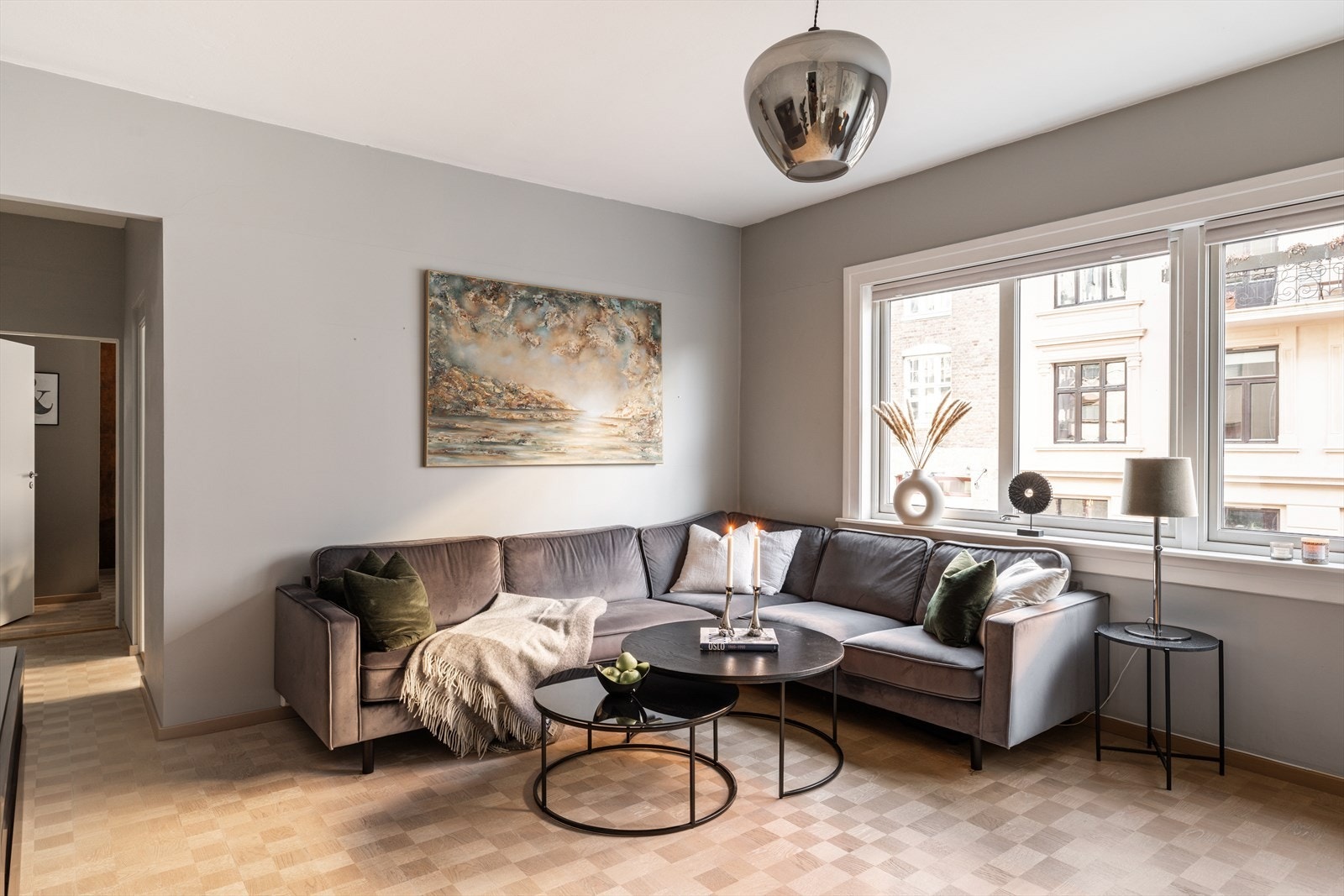 Elegant stue med parkett i klassisk rutemønster, lagt i 2018. Galleribilde