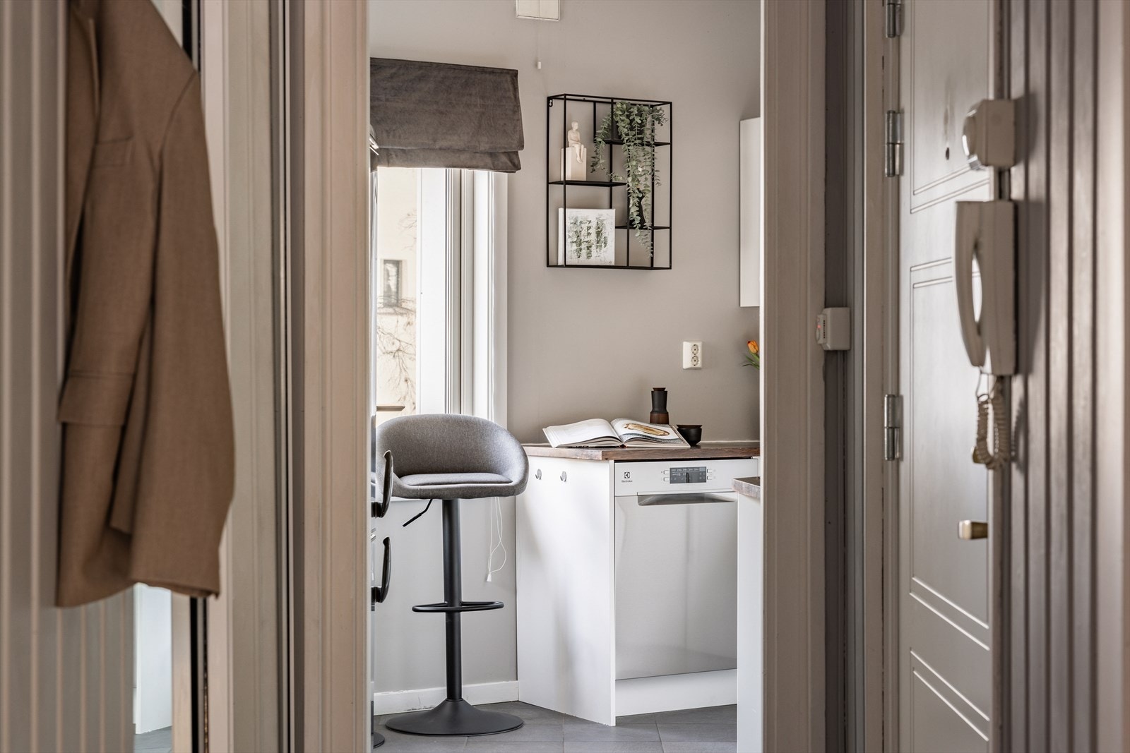 Boligen har et separat kjøkken med gulvfliser og behagelig gulvvarme under. Galleribilde