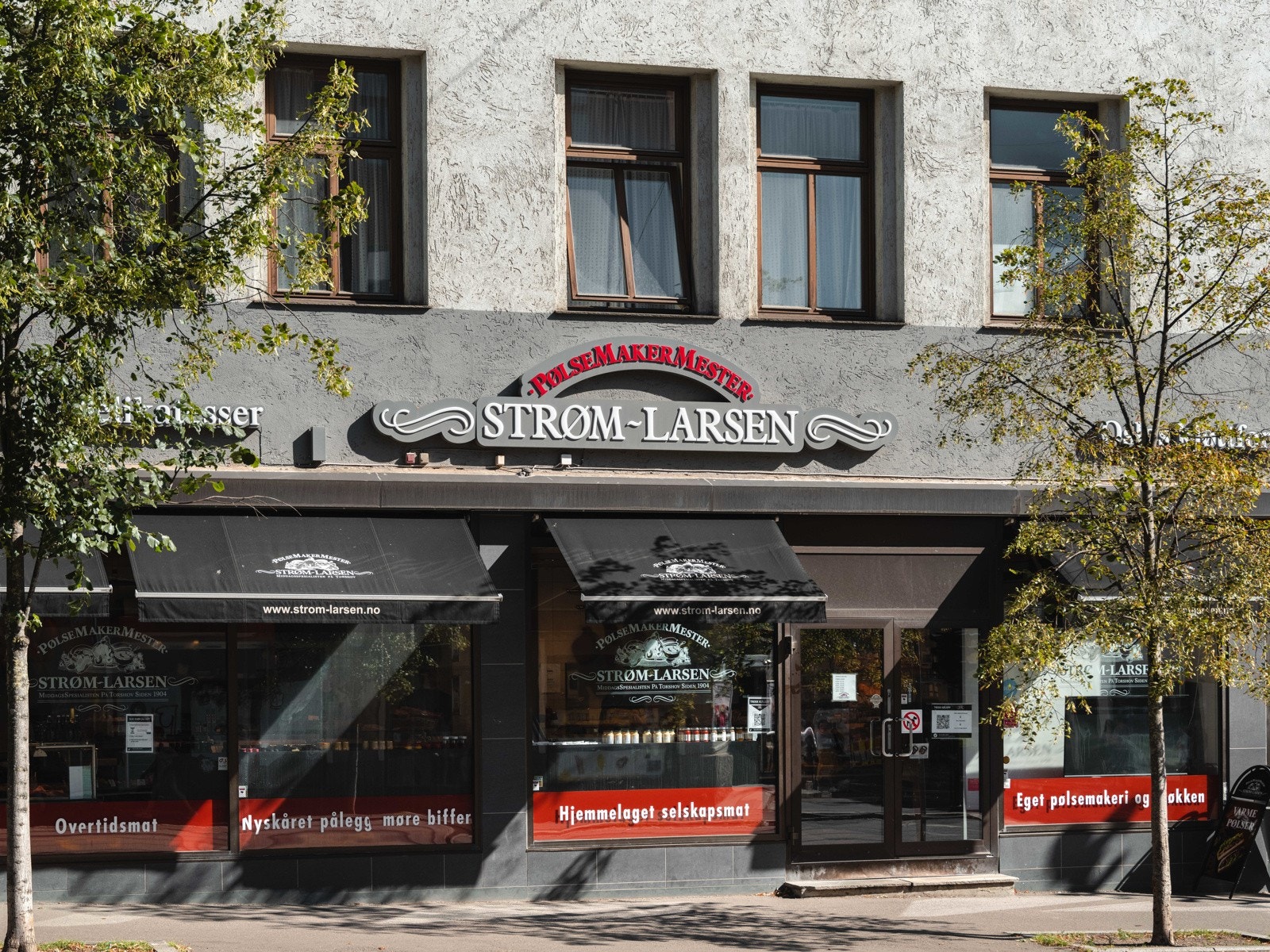 Det er også et bredt utvalg av kafeer, butikker og spisesteder. Spesielt må slakteren Strøm Larsen og restauranten Jungel Pizza trekkes frem. Galleribilde