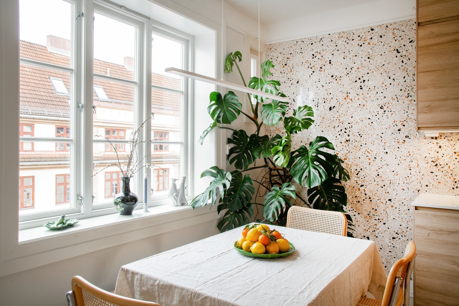 De store vinduskarmene slipper inn mengder lys. Det er også verdt å nevne at vinduene var helt nye 2018. Galleribilde