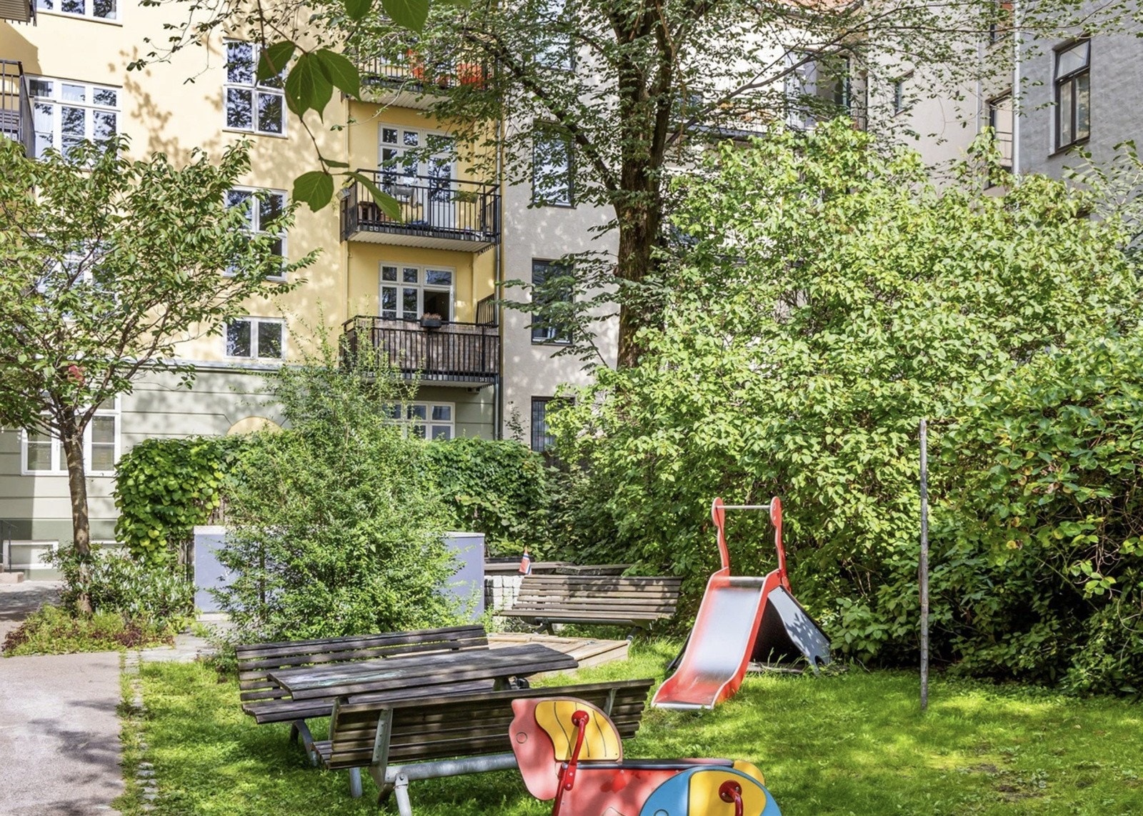 Lekestativ og låsbare sykkelskur er noe av det du finner i bakgården. Galleribilde