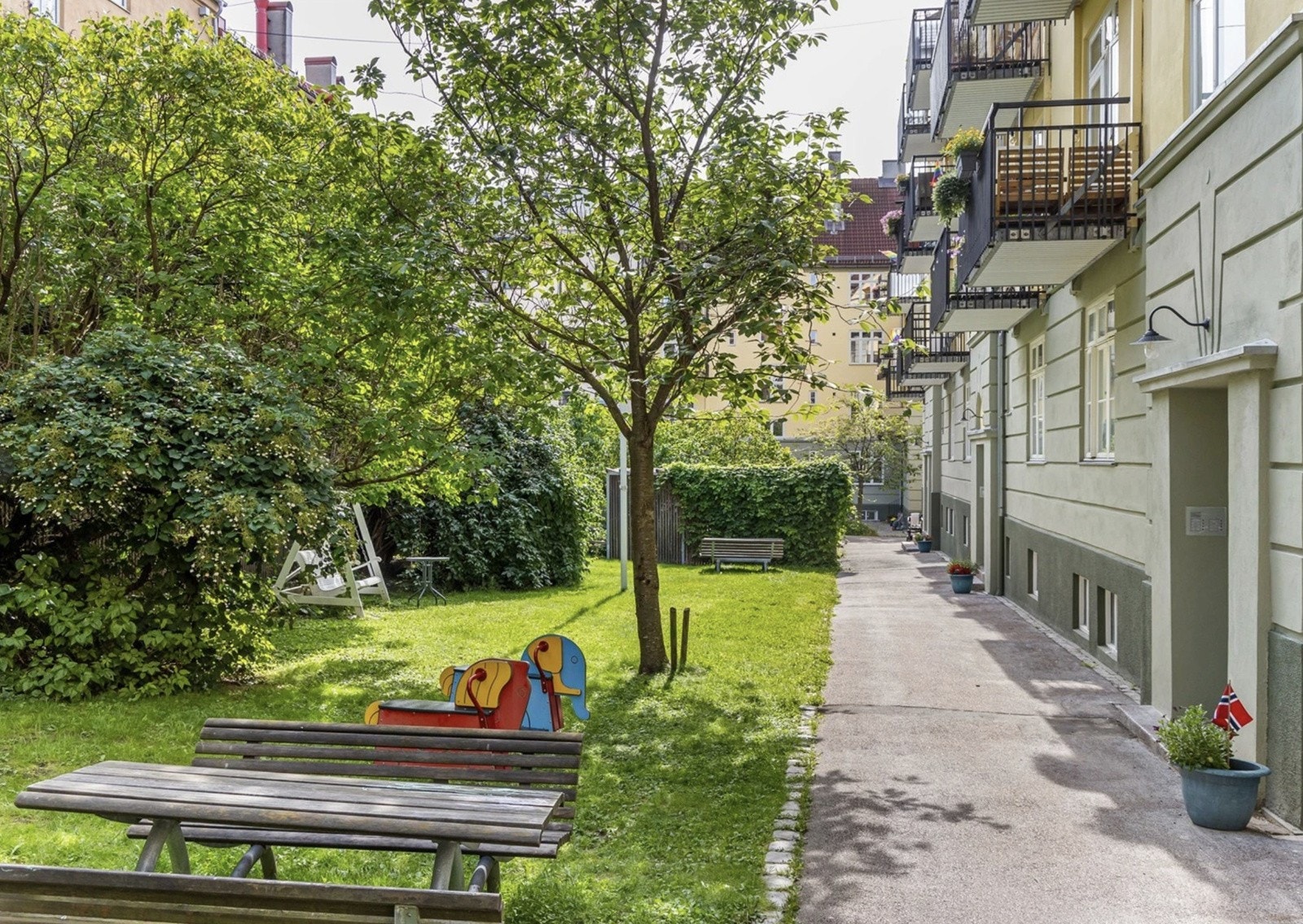 Stor felles bakgård til glede for alle beboerne! Galleribilde