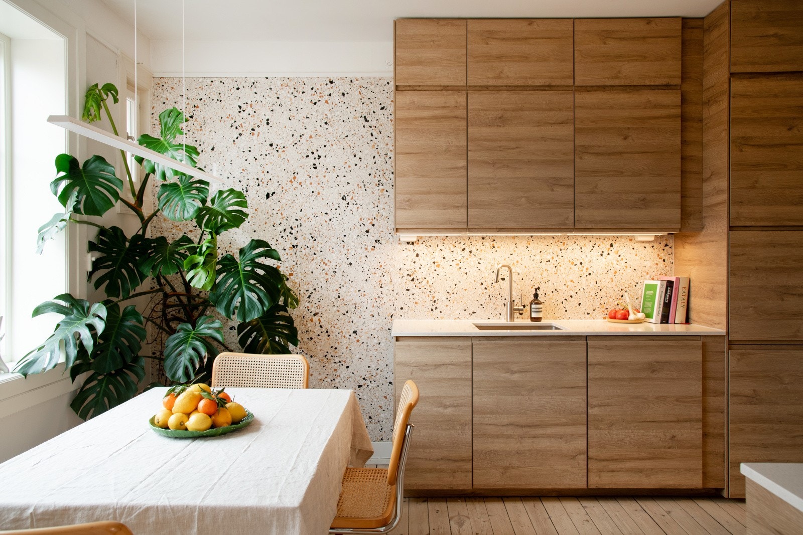 Kjøkkenet var helt nytt i 2020/2021. Innredningen er både tidløs og moderne, mens de fantastiske veggflisene gir rommet klassisk karakter. Galleribilde