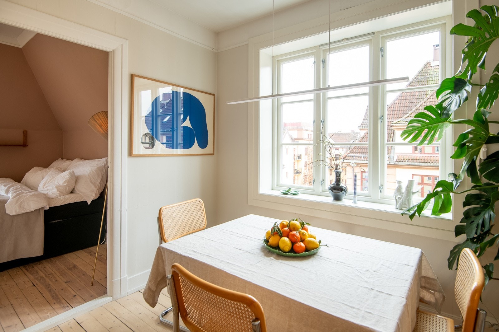 Fra den koselige spiseplassen finner vi inngangen til leilighetens soverom. Galleribilde