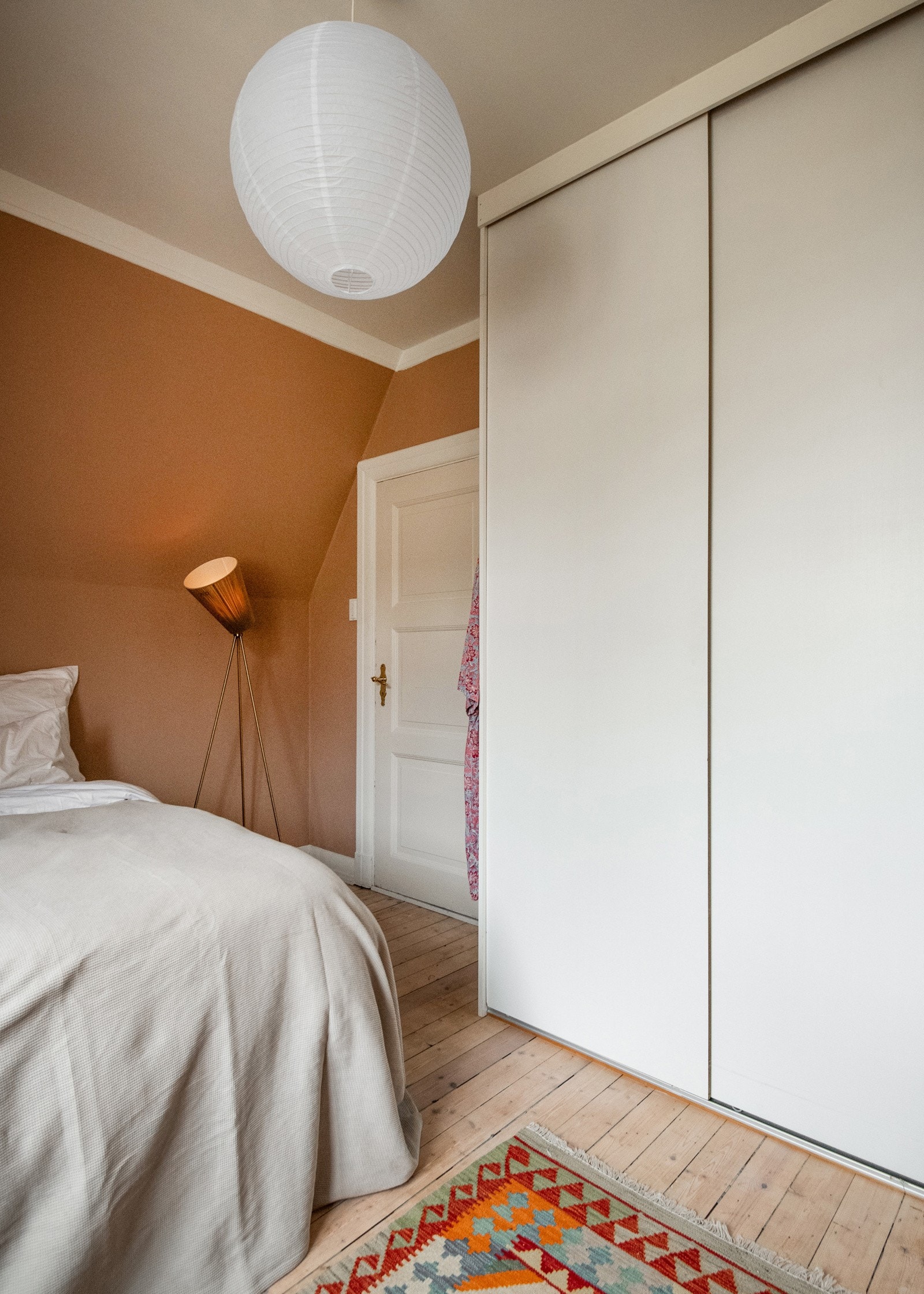 Det er også plass til en større skyvedørsgarderobe på soverommet, som også følger med i salget. Galleribilde