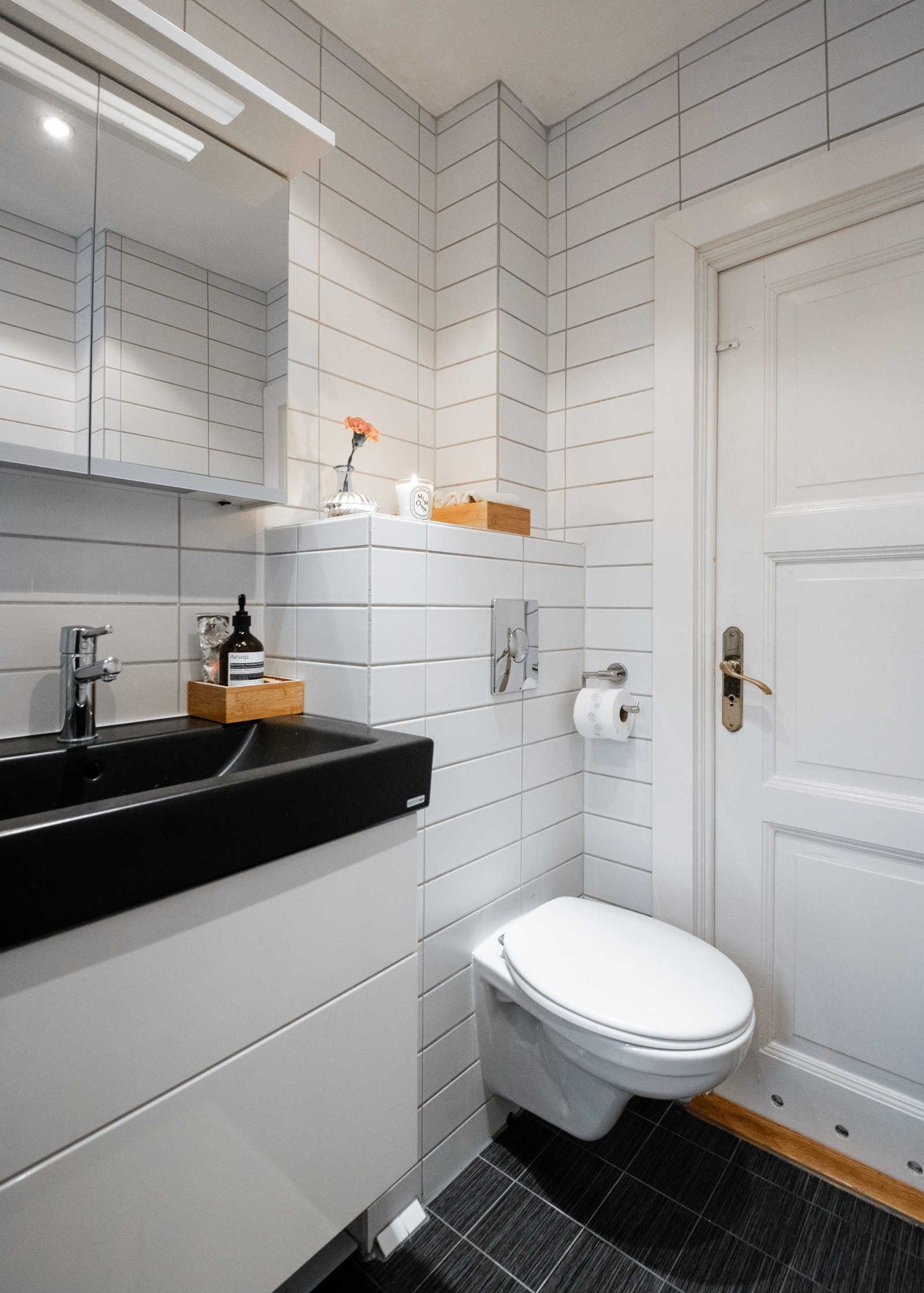 Her er det lun varme i gulvet og downlights i himling. Galleribilde
