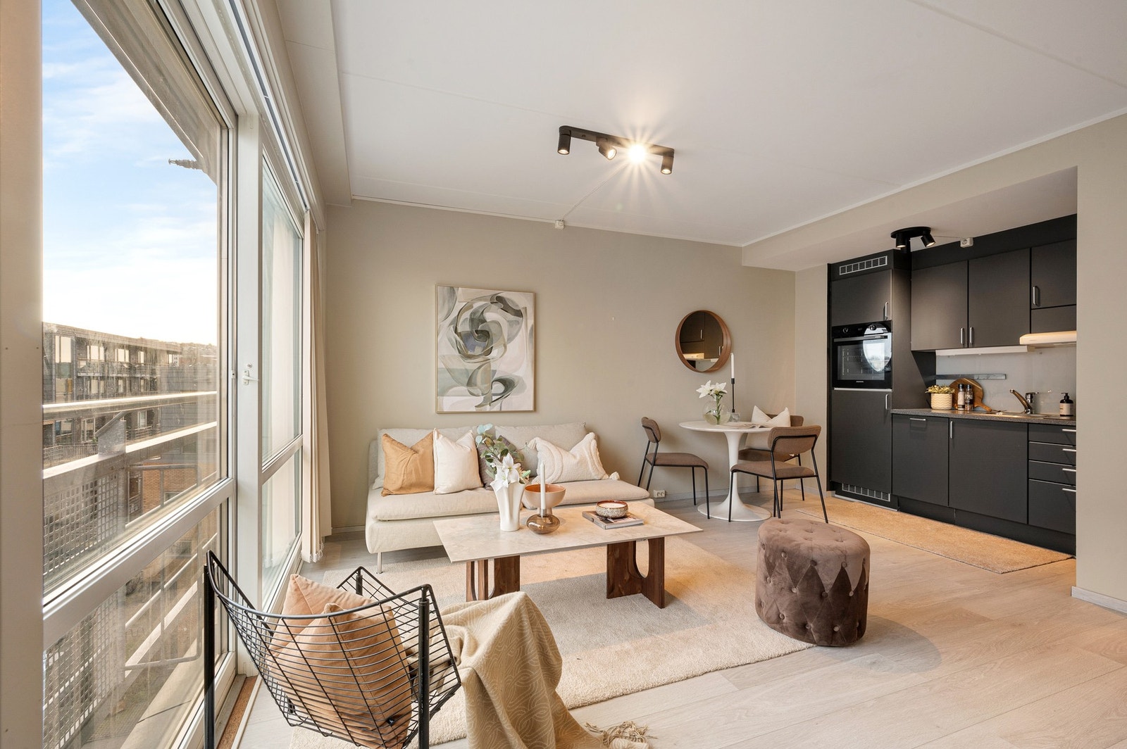 Åpen løsning mellom stue og kjøkken, noe som gir en god romfølelse. Galleribilde