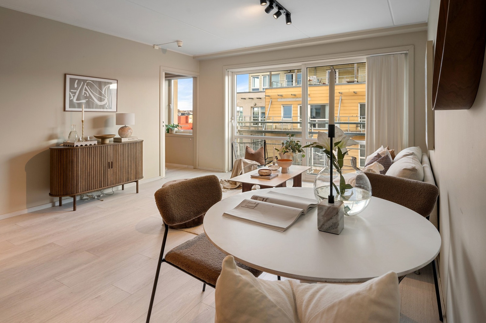 Delikat stue med god plass til både sofagruppe og spisebord. Galleribilde