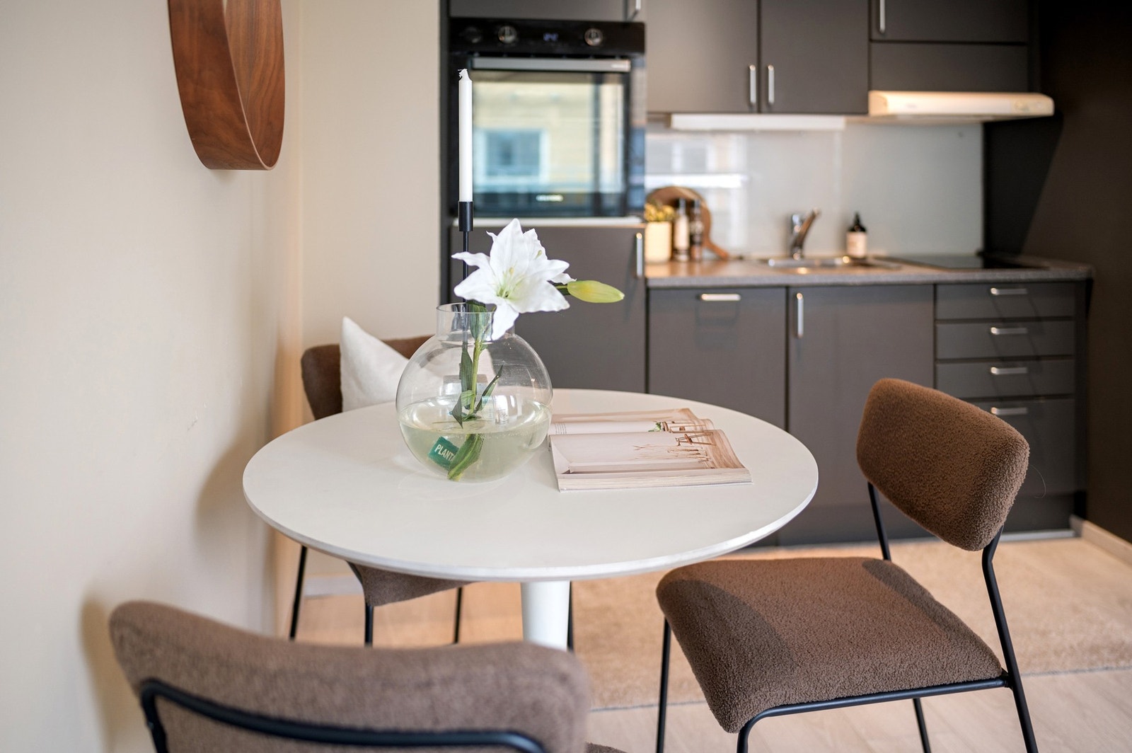 Detaljbilde av spisegruppe. Galleribilde