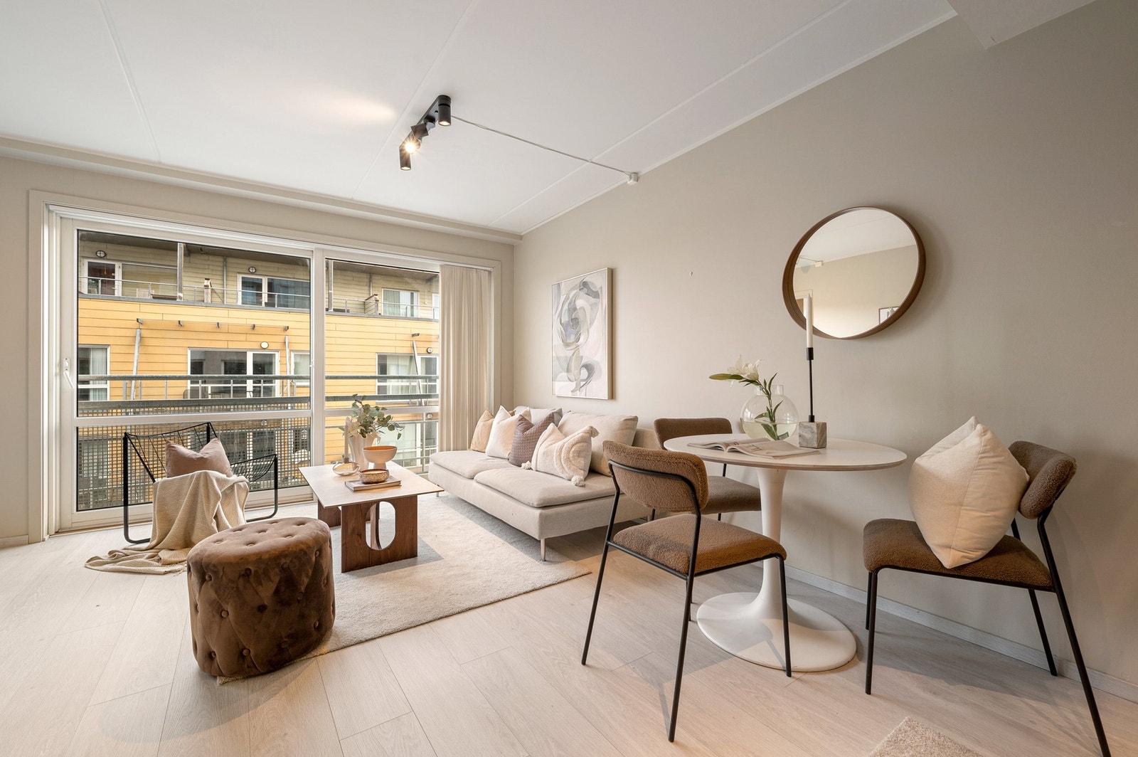 EiendomsMegler1 ved Markus Tangvik har gleden av å presentere en stilsikker 2-roms selveierleilighet i Dyre Halses gate 9 på Solsiden. Galleribilde