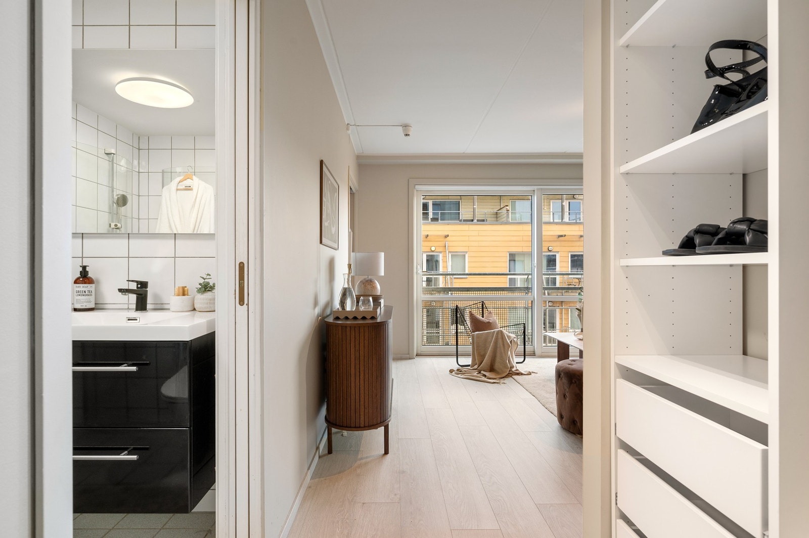 Fra entré er det direkte adgang til bad og stue/kjøkken. Galleribilde