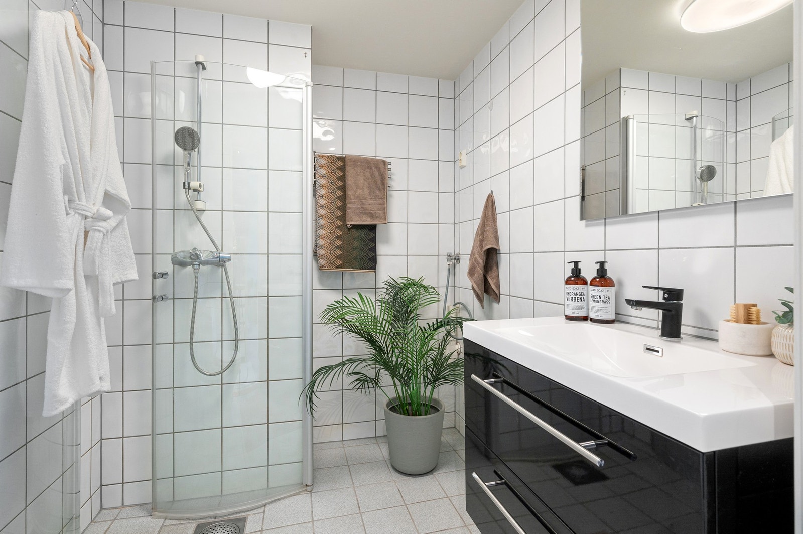 Lyst og pent baderom på 3.4 kvadratmeter. Galleribilde