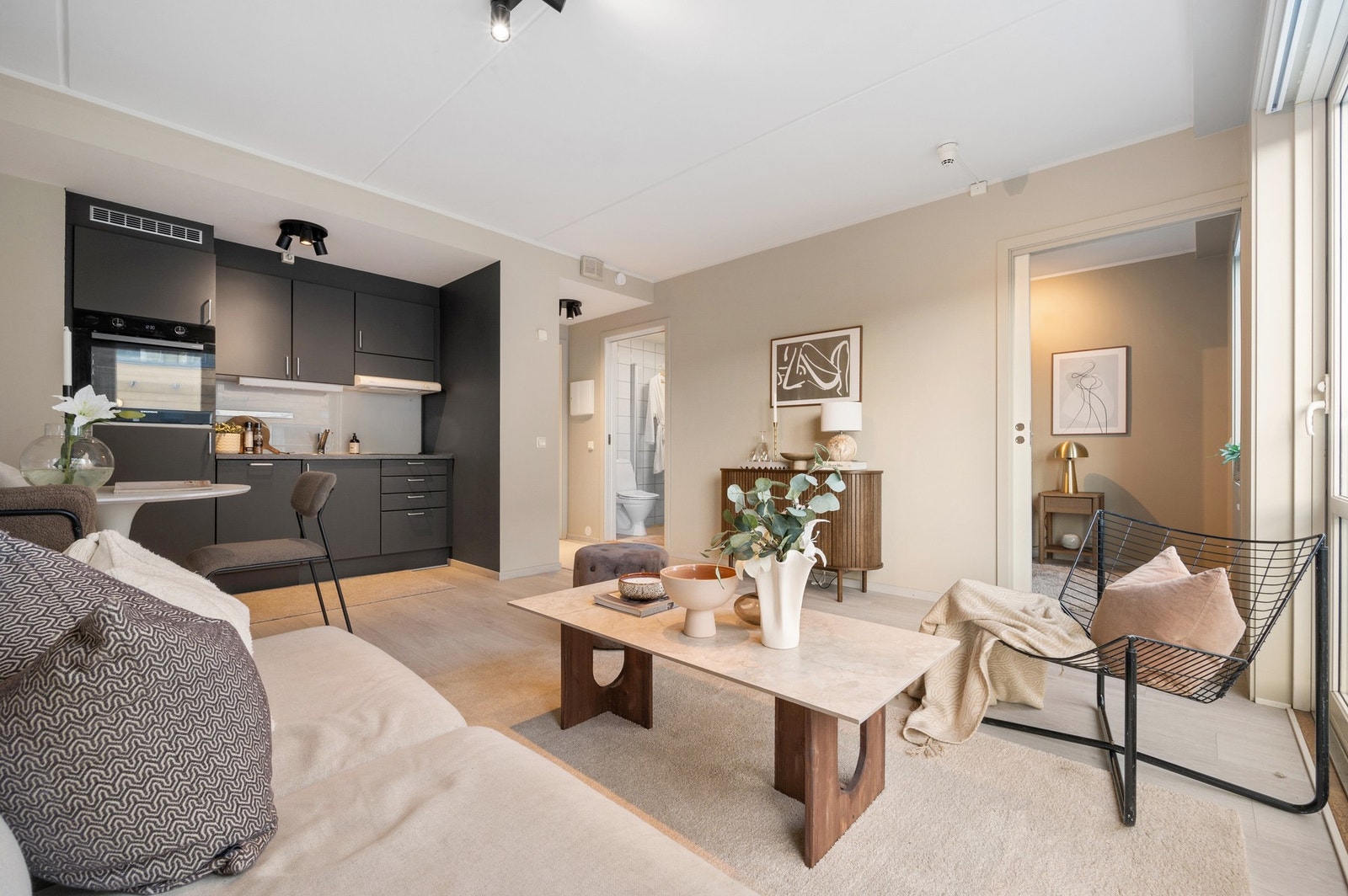 Leiligheten ligger i 6.etasje og består av tidsriktige og fine materialvalg. Galleribilde