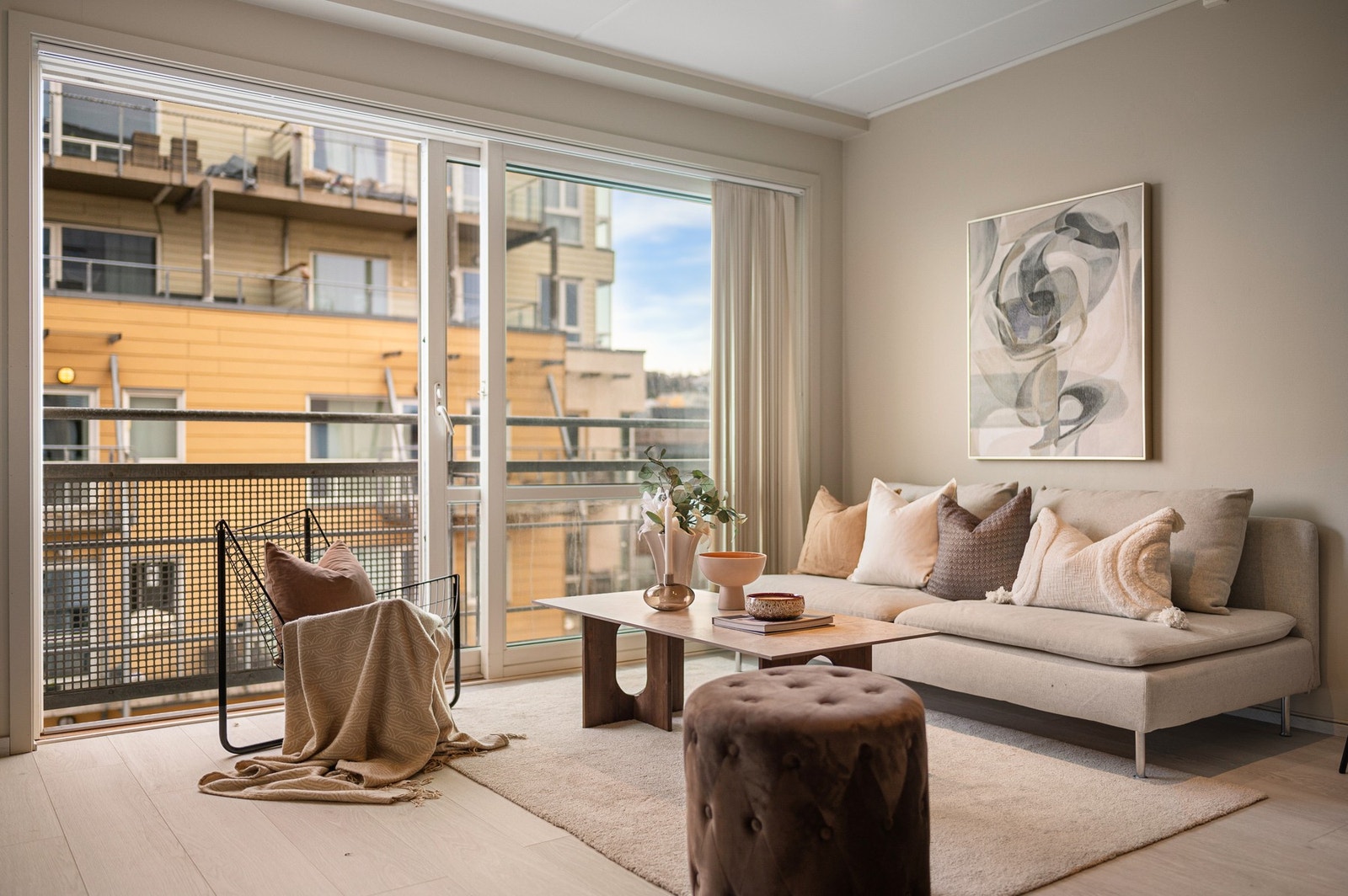 Store vindusflater som gir leiligheten et godt og naturlig lys. Galleribilde