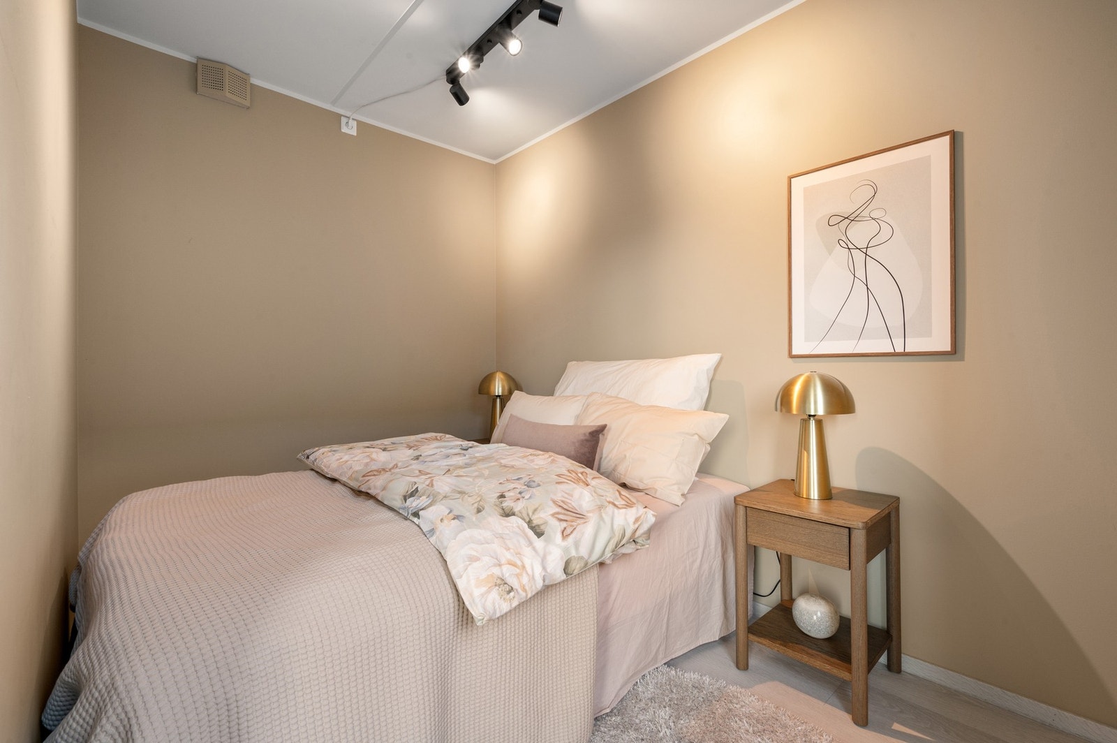 Delikat soverom i tidsriktige fargetoner. Galleribilde