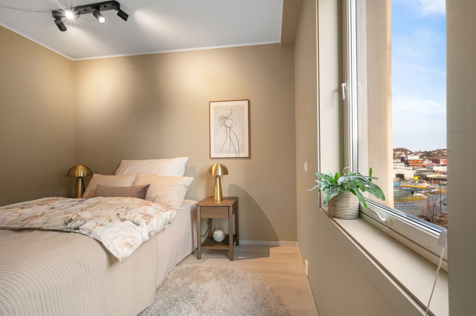 Her har du plass til stor seng og øvrig møblement. Galleribilde