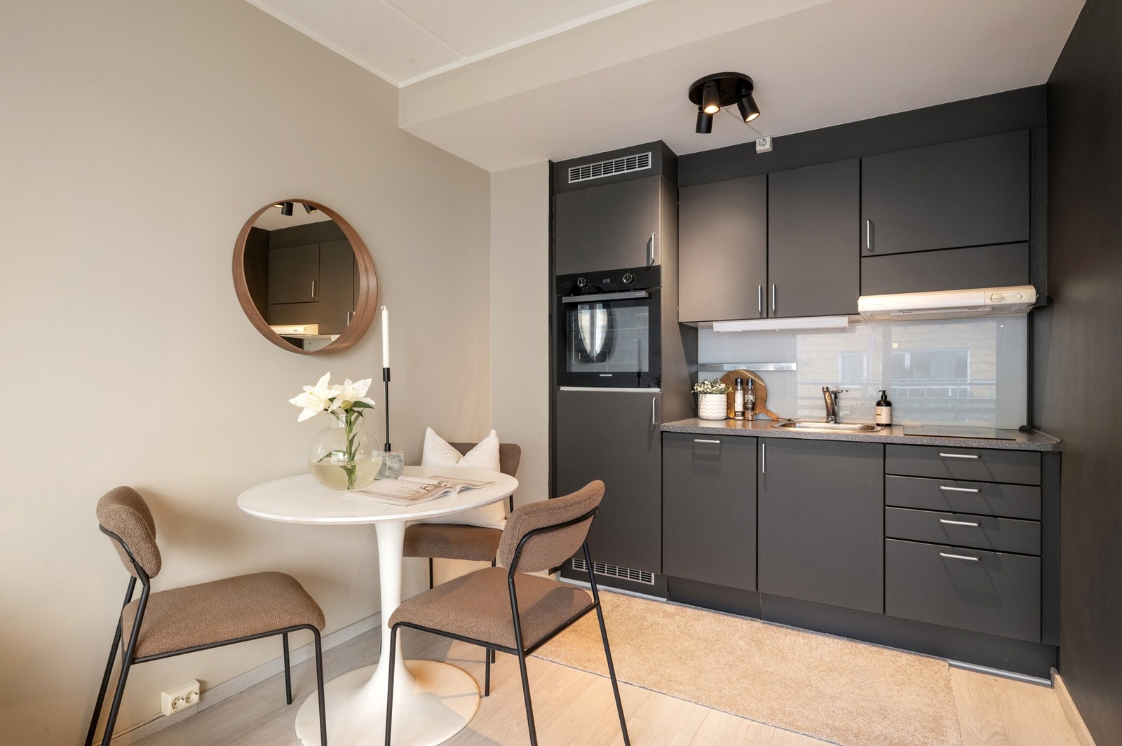 Spisegruppen finner sin naturlige plass ved kjøkkensone. Galleribilde