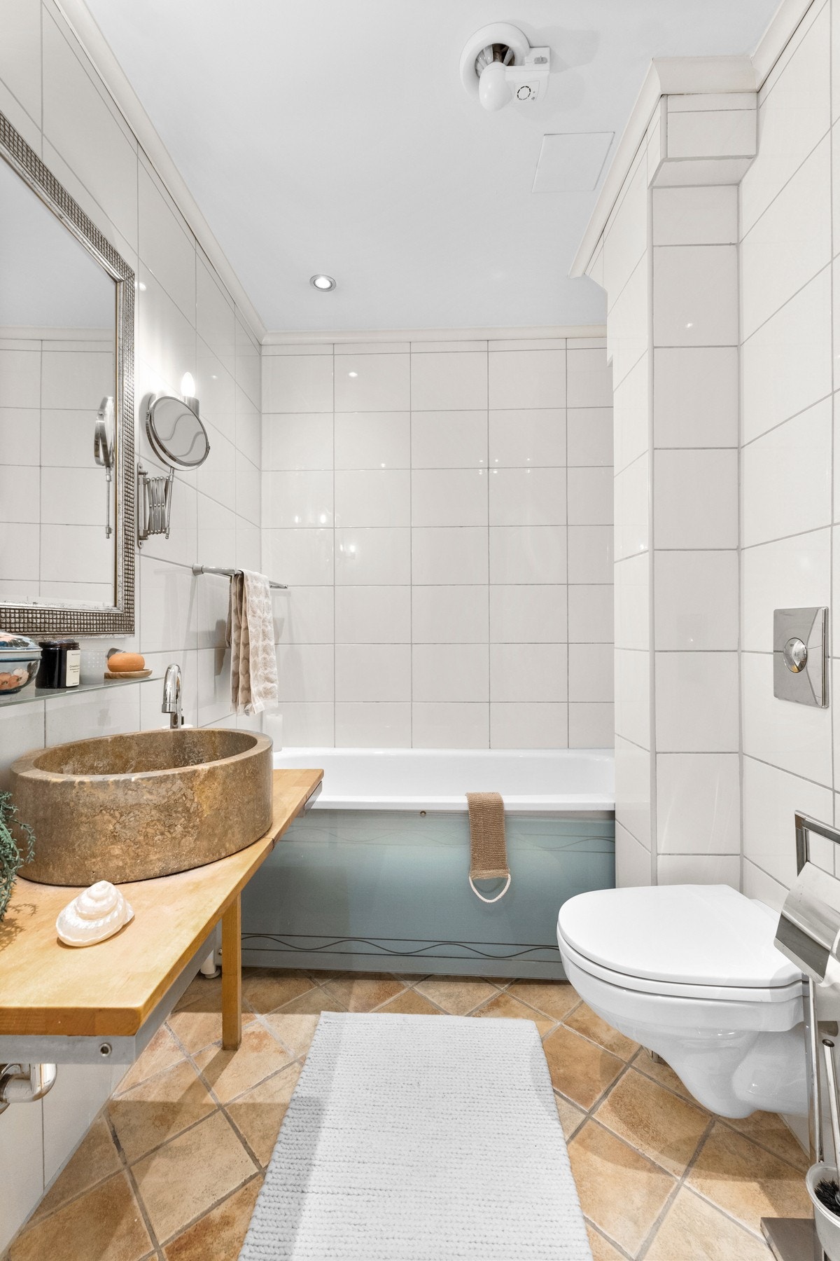 Pent flislagt bad fra 2004! Badet er helflislagt i beige nyanser og utstyrt med elektriske varmekabler for ekstra komfort. Galleribilde
